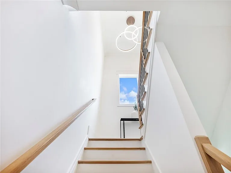 566 Versailles Dr — Photo 37