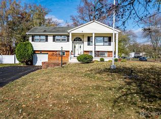 5 Whittier Dr, Manalapan, NJ 07726