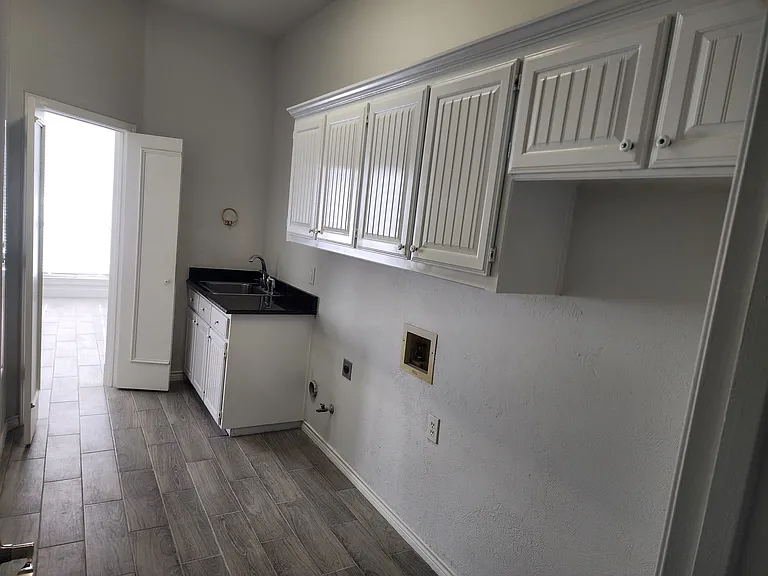 2318 Southbay Cir — Photo 8