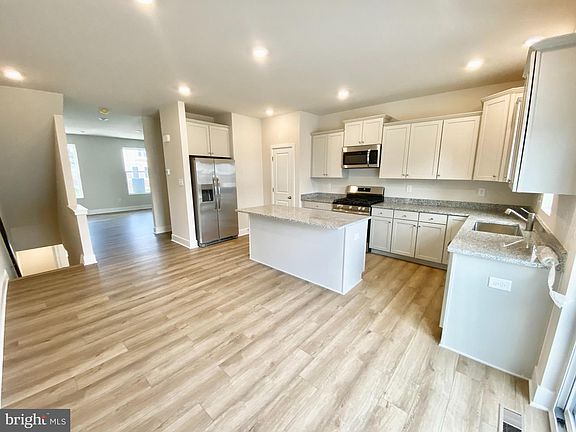 5th image of 29420 Oxford Dr