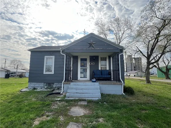 500 Hickory St, Edgewood, IL 62426
