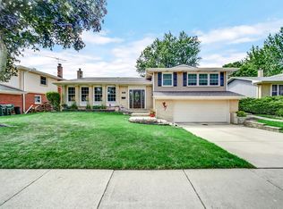 2022 N Pinetree Dr, Arlington Heights, IL 60004