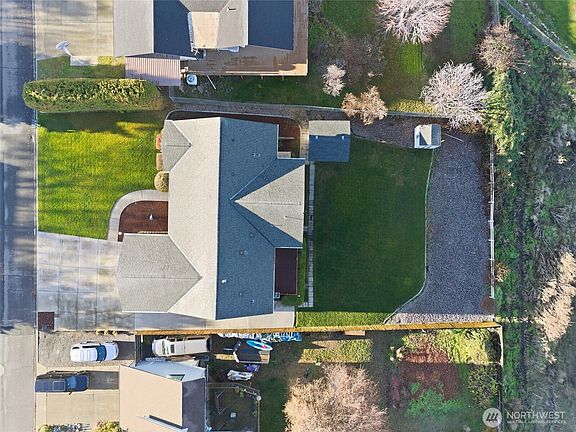 3rd image of 340 SE Highland Park Drive