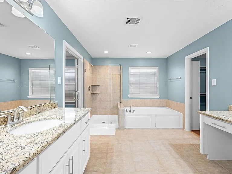 3410 Skyline Village Dr — Photo 38