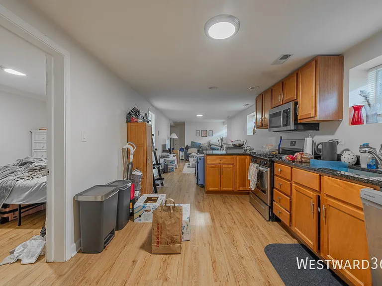 2239 W Cornelia Ave #G — Photo 2