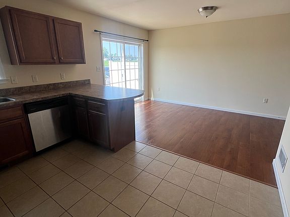 4th image of 704 Salix Ct #704