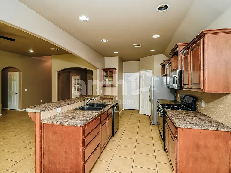 3016 N Ironwood Ave — Photo 6