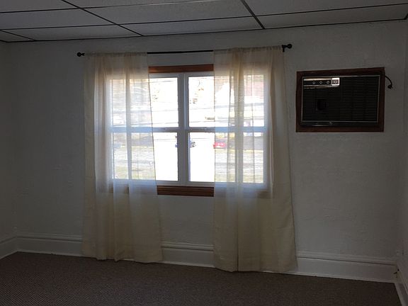 Large 13x14 Living room w new carpet