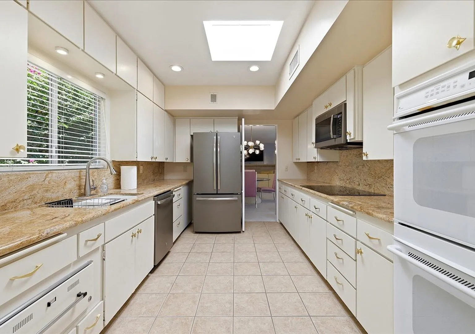 Retro/70's Spacious Condo! — Photo 1