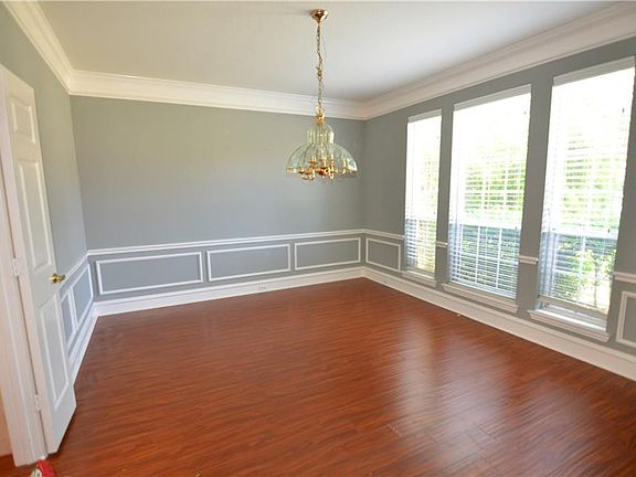 3rd image of 660 Oakdale Dr