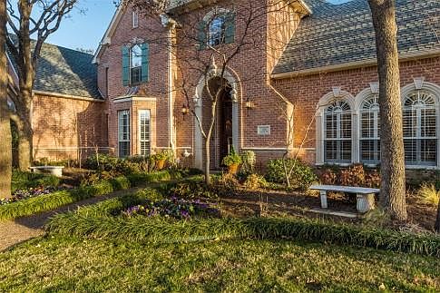 2nd image of 910 Carriage Way