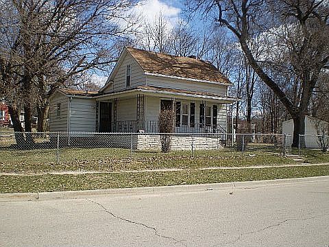 2nd image of 903 8th St SW