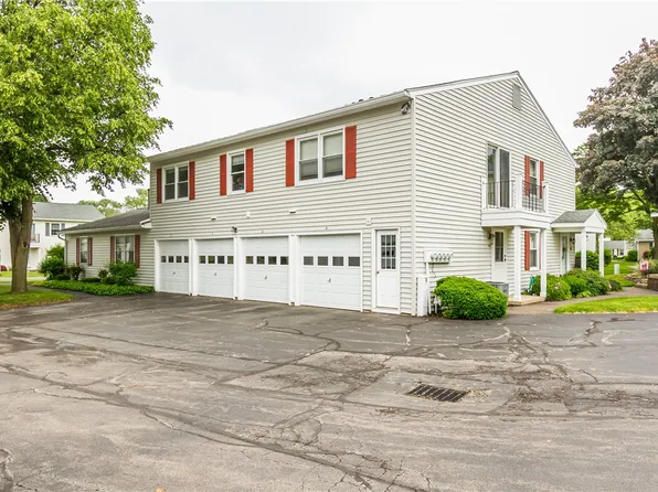 8 Heron Way S, Fairport, NY 14450