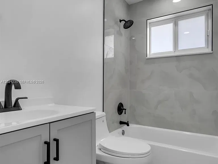 821 SW 7th Ave #2 — Photo 6