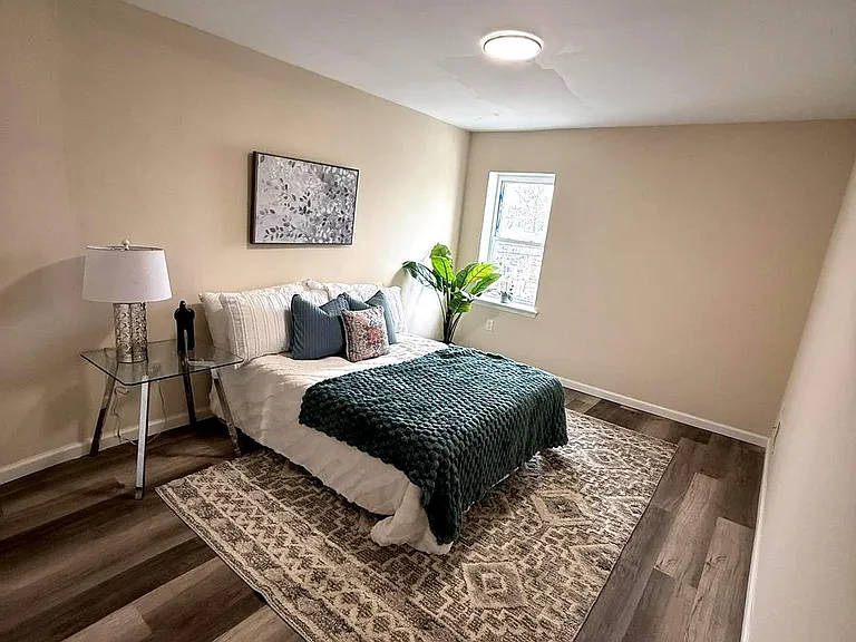 1028 E North Ave — Photo 14