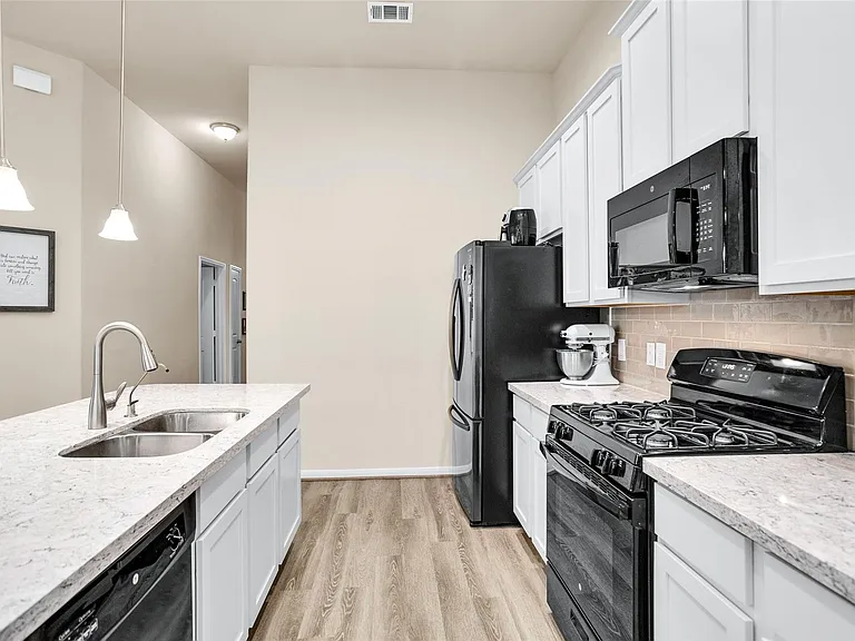 18806 Legend Oaks Dr — Photo 10