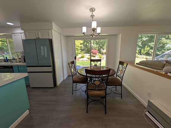 Dining Nook between Kitchen and Family Room