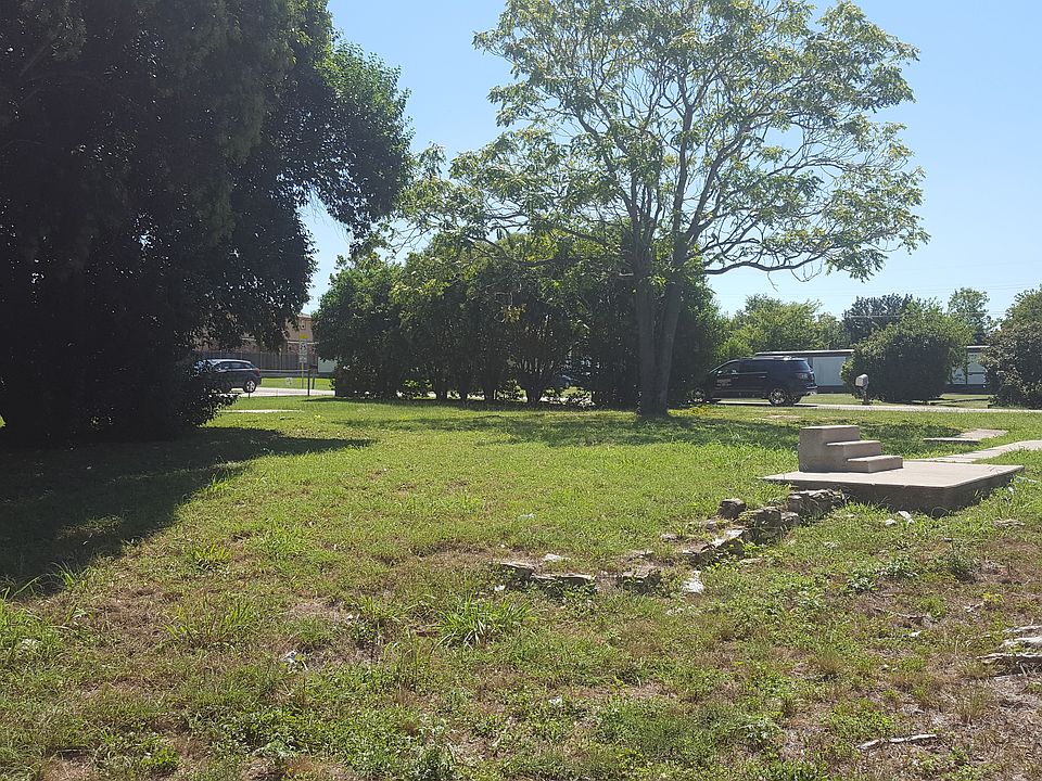 1st image of 933 Pinewood Dr