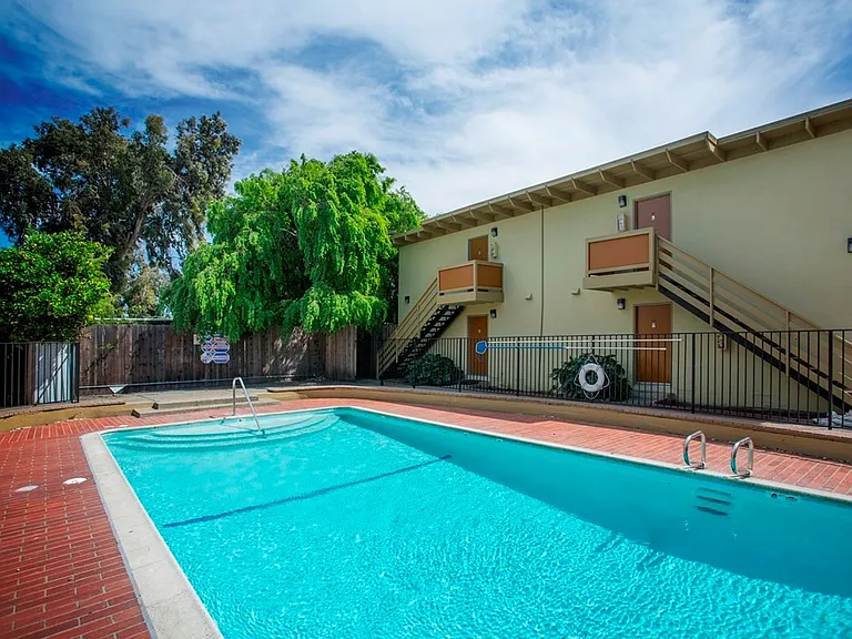 14 Community Swimming Pools