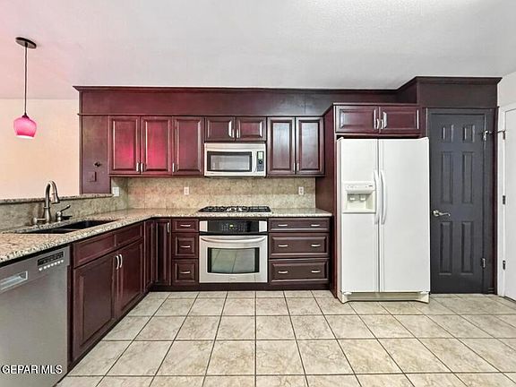 3rd image of 3 Stratford Hall Cir