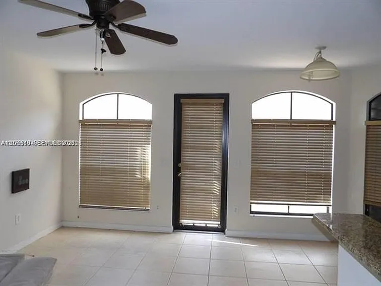 10315 NW 30th Ter #Townhouse 10315 — Photo 4