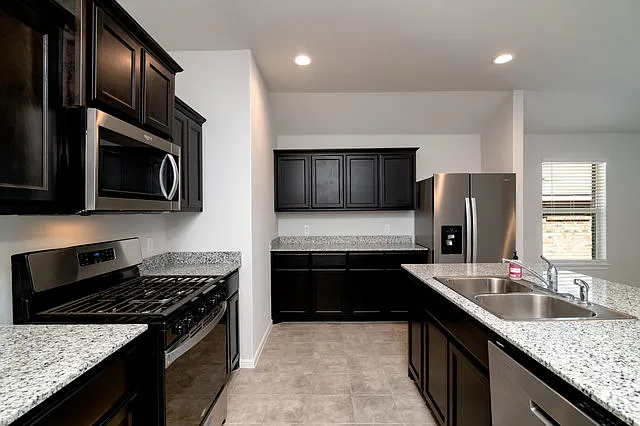 4 bed, 1914 sqft, $2,400 — Photo 4