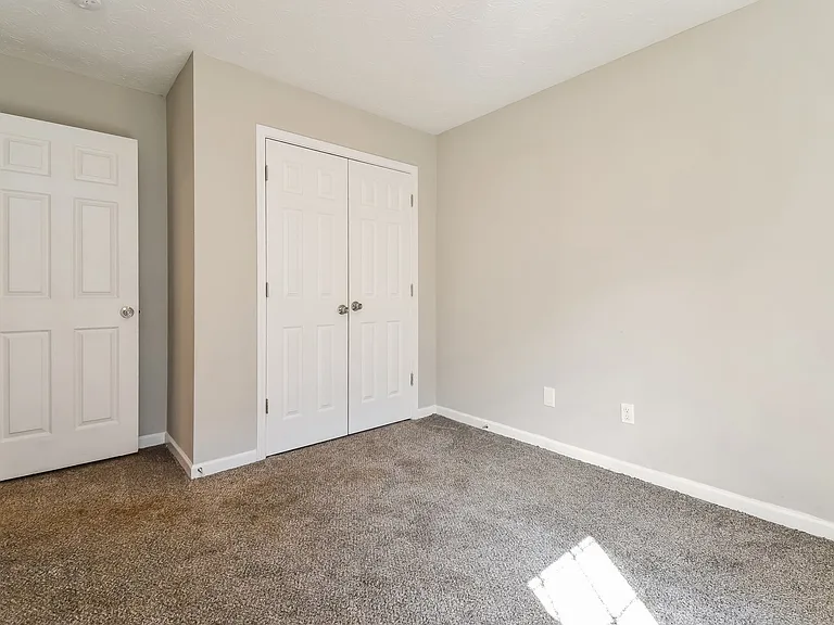 1346233_026_bedroom_13590171.jpg