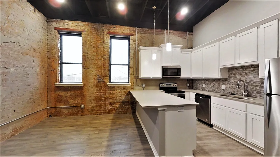 212 N Bryan Ave — Photo 1