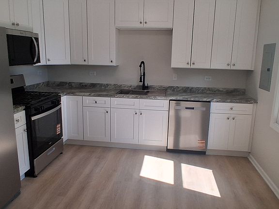 3rd image of 1001 N Joliet St