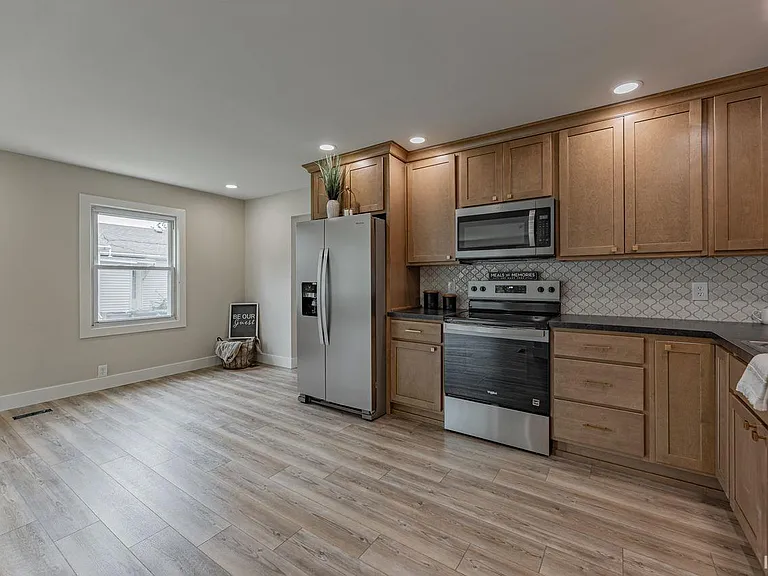 1628 E Blackford Ave — Photo 9