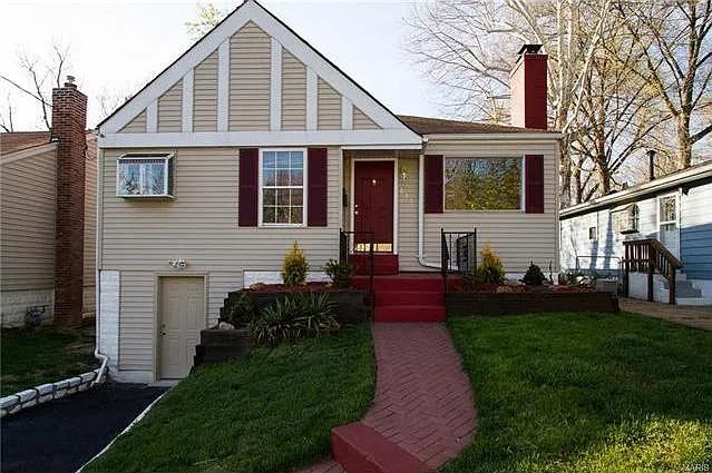 655 Clover Ln photo 1