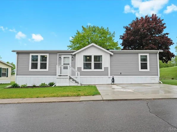 21 Pine Ave, Highland, MI 48357