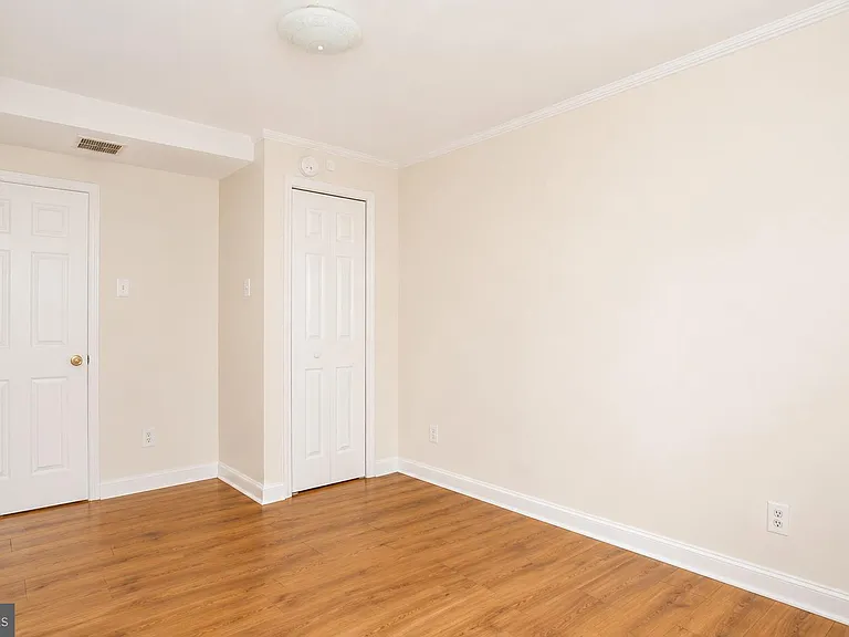 115 E West St — Photo 16