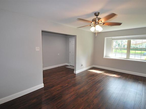 4th image of 2709 Williamsburg Dr