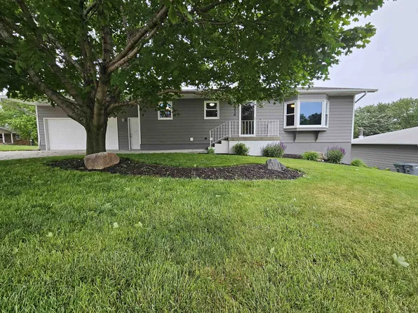 1216 Greenlawn Dr, Norfolk, NE 68701