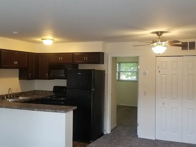 Fairmont Apartments — Photo 8