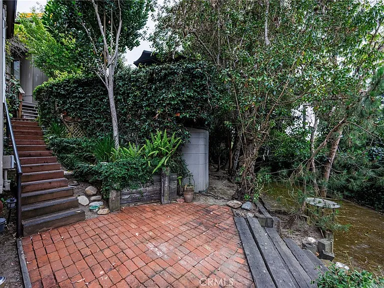 550 Saint Anns Dr — Photo 17