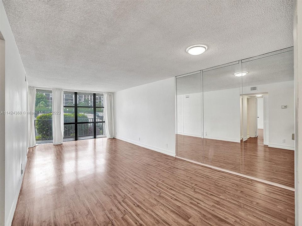 1st image of 800 Parkview Dr APT 118