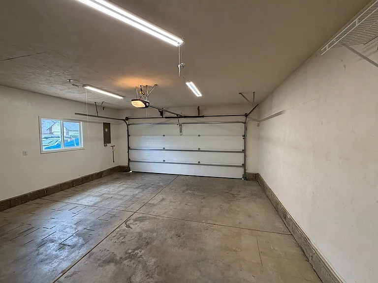 555 Edwards Dr — Photo 21