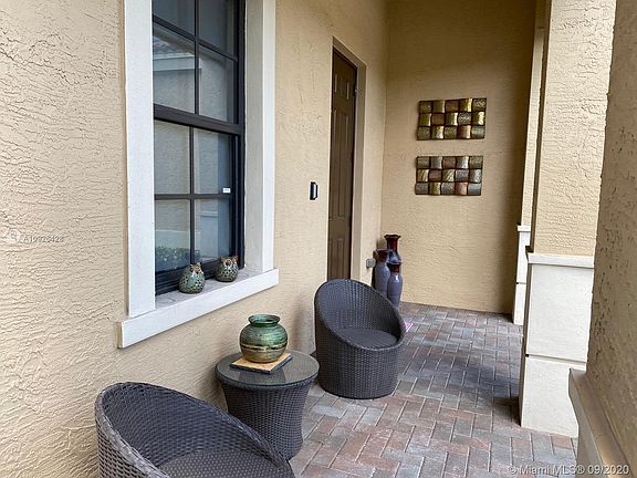 2nd image of 823 NE 191st St #823