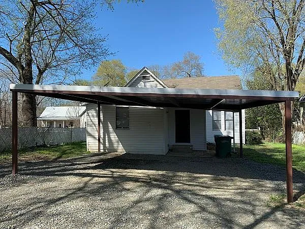 1004 E Houston St — Photo 11