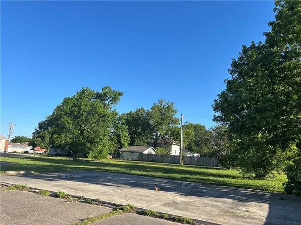 1412 W 8th St, Coffeyville, KS 67337