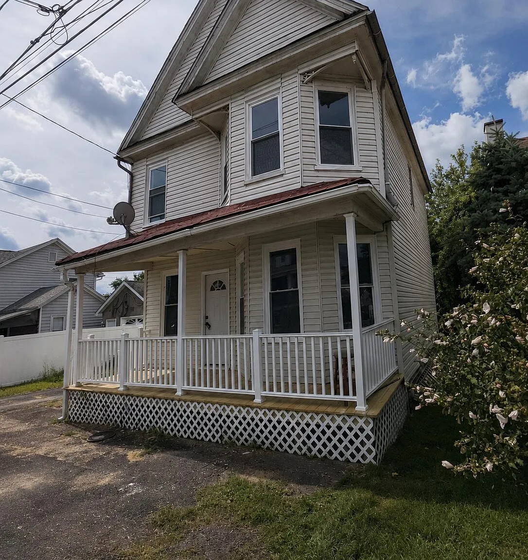 4 bed, 1.5 bath, 1300 sqft, $1,750 — Photo 2