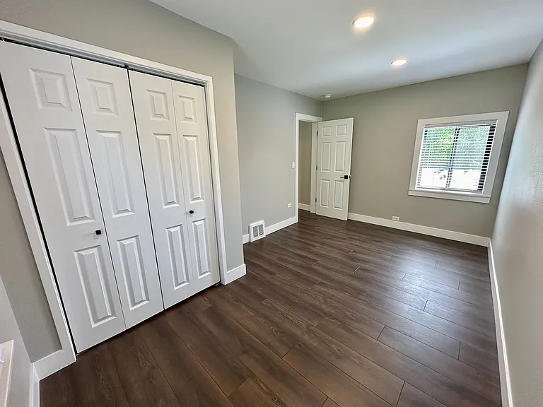 403 E 3rd St — Photo 16