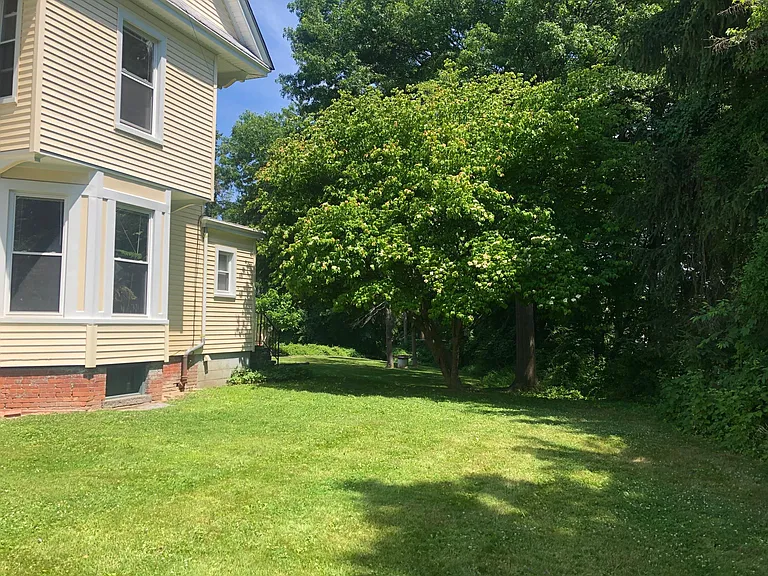 Exterior Side lawn