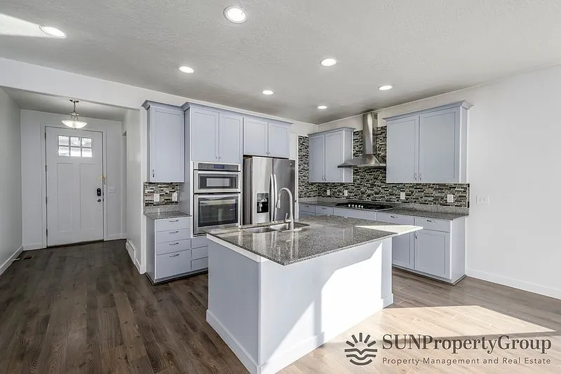 Beautiful Updated Home In Great South Jordan Locat — Photo 4