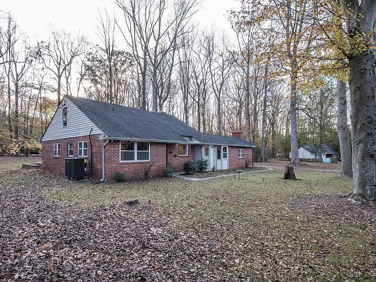 Exterior left yard