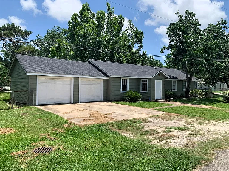 Large front and back yard on 1/3 acre.
Two Car Garage and outside twin parking spots.