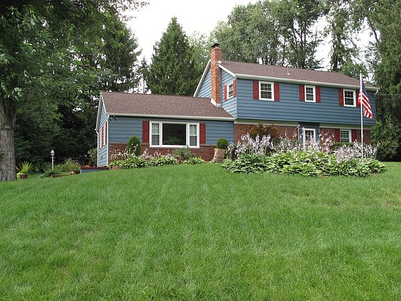 2nd image of 27 Hemlock Dr