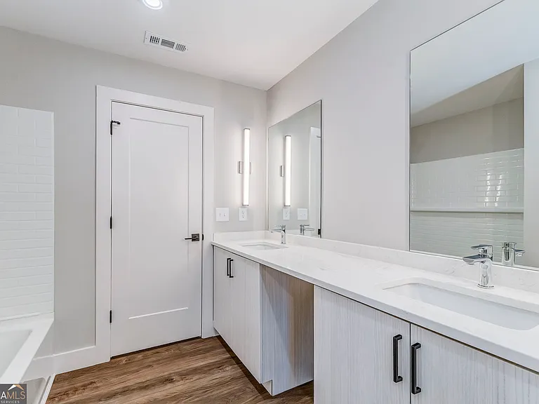 77 Chateau Dr — Photo 45